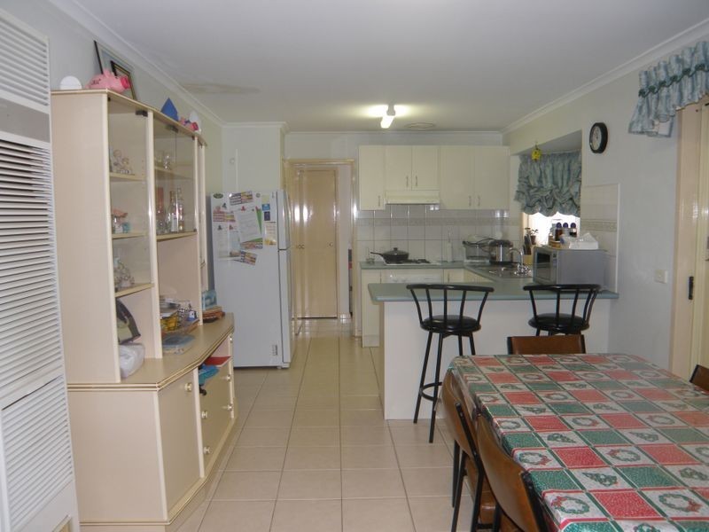 8 Mankina Circuit, Delahey VIC 3037