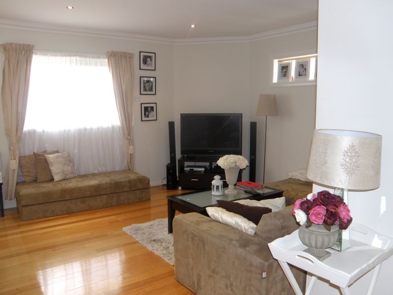 2/93 George Street, St Albans VIC 3021