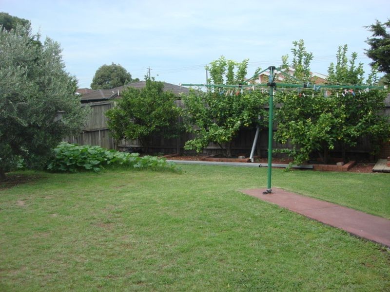 18 Flint Crescent, Delahey VIC 3037