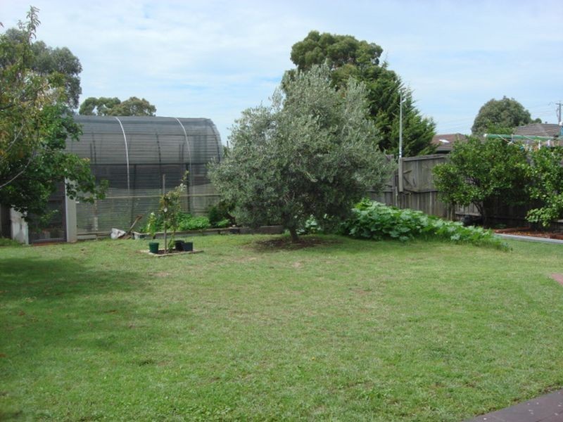 18 Flint Crescent, Delahey VIC 3037