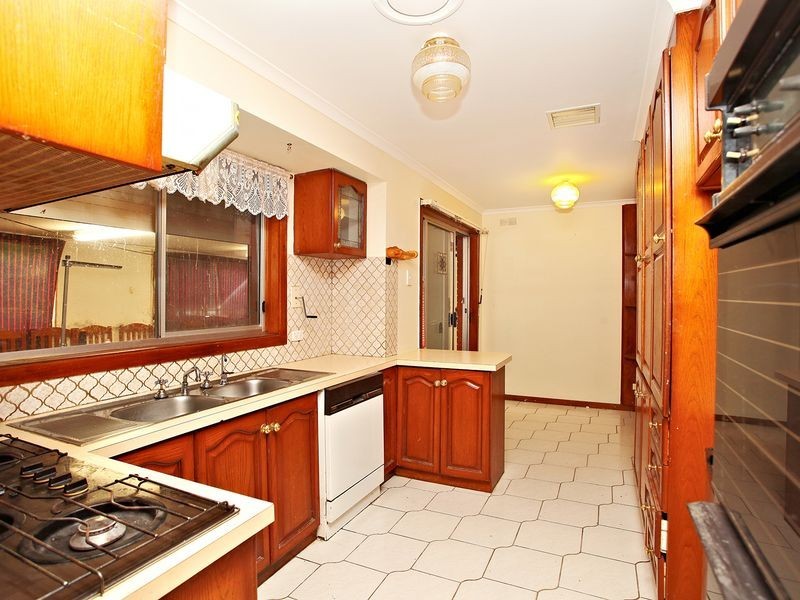 8 Cheleon Way, Kings Park VIC 3021