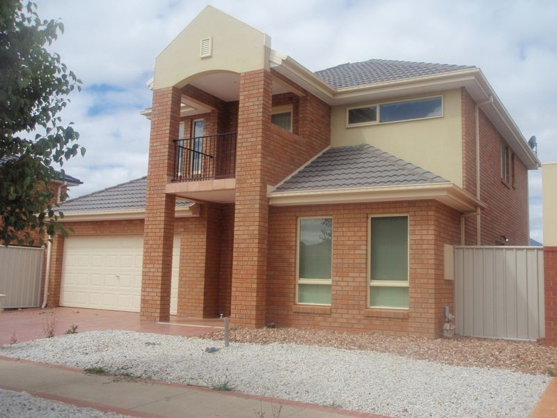 9 Risley Close, Caroline Springs VIC 3023