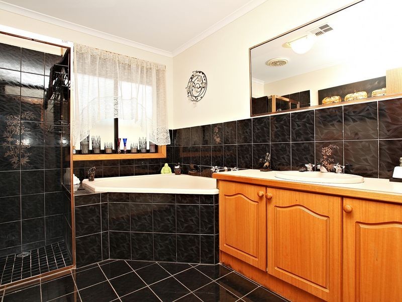 9 Yeats Drive, Delahey VIC 3037