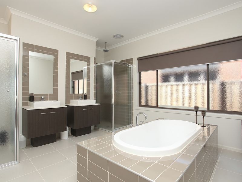 166 Tenterfield Drive, Burnside Heights VIC 3023