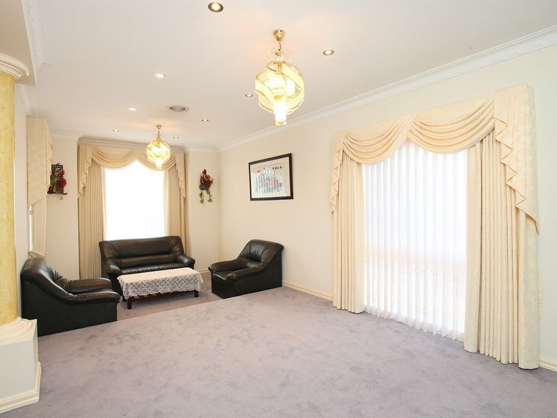 9 Loddon Drive, Taylors Hill VIC 3037