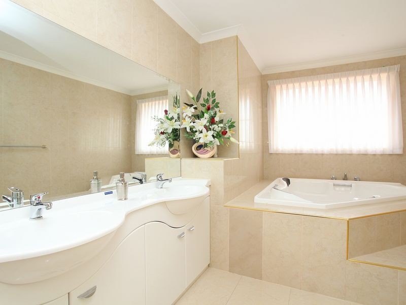 9 Loddon Drive, Taylors Hill VIC 3037