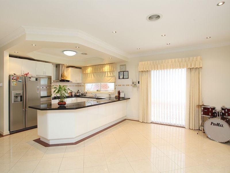 9 Loddon Drive, Taylors Hill VIC 3037