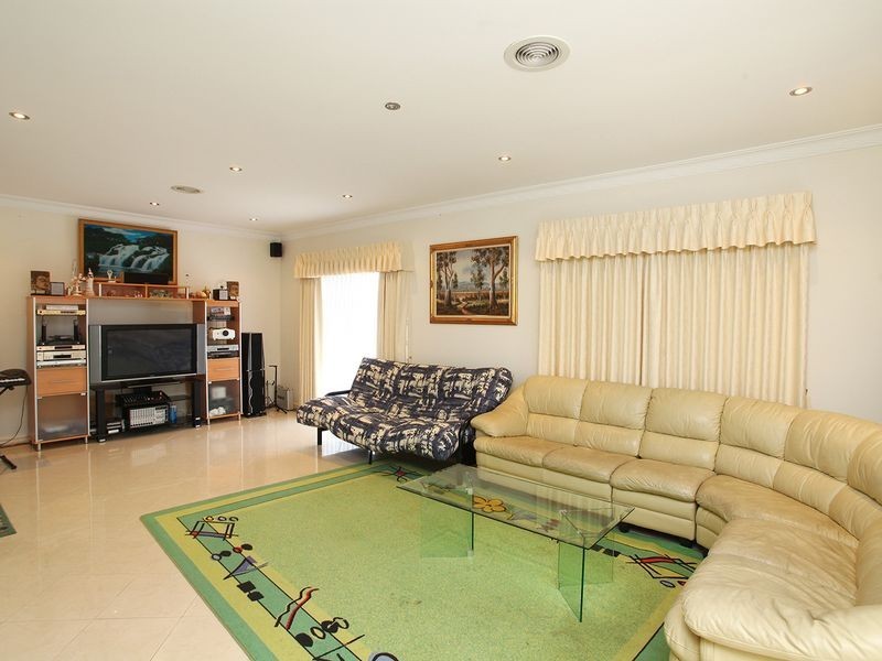 9 Loddon Drive, Taylors Hill VIC 3037