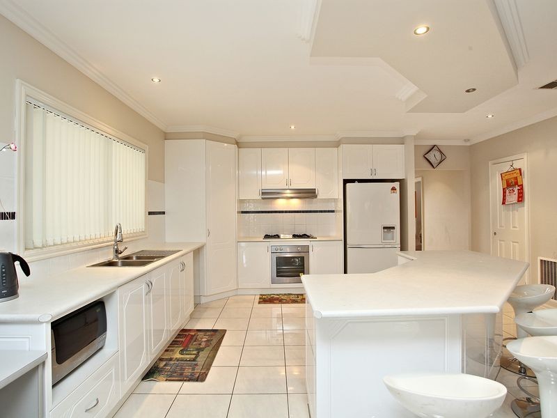 9 Benmore Court, Taylors Hill VIC 3037