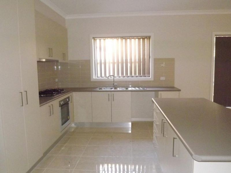 14 Triandra Drive, Brookfield VIC 3338