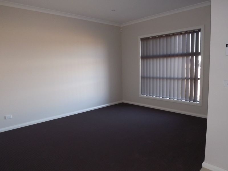 14 Triandra Drive, Brookfield VIC 3338