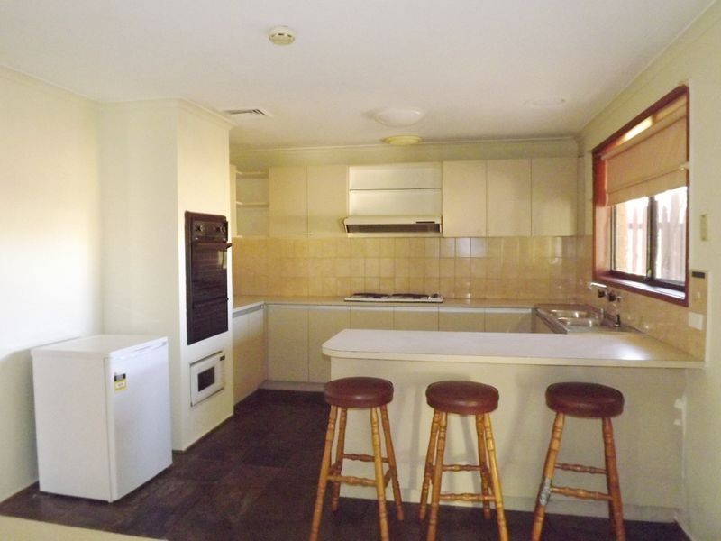 8 Kingfisher Court, Kings Park VIC 3021