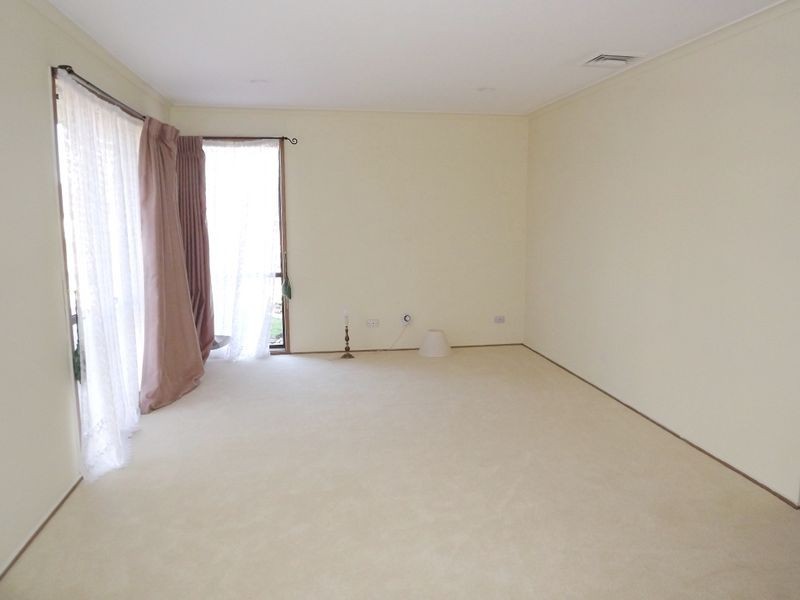 8 Kingfisher Court, Kings Park VIC 3021