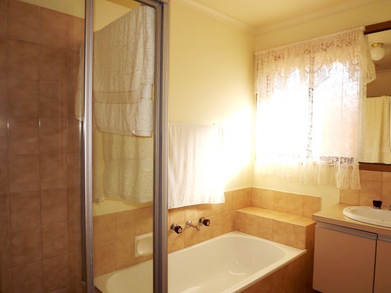 8 Kingfisher Court, Kings Park VIC 3021