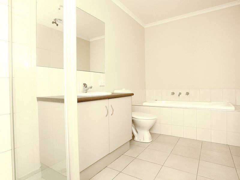 1 Kim Lane, Melton West VIC 3337