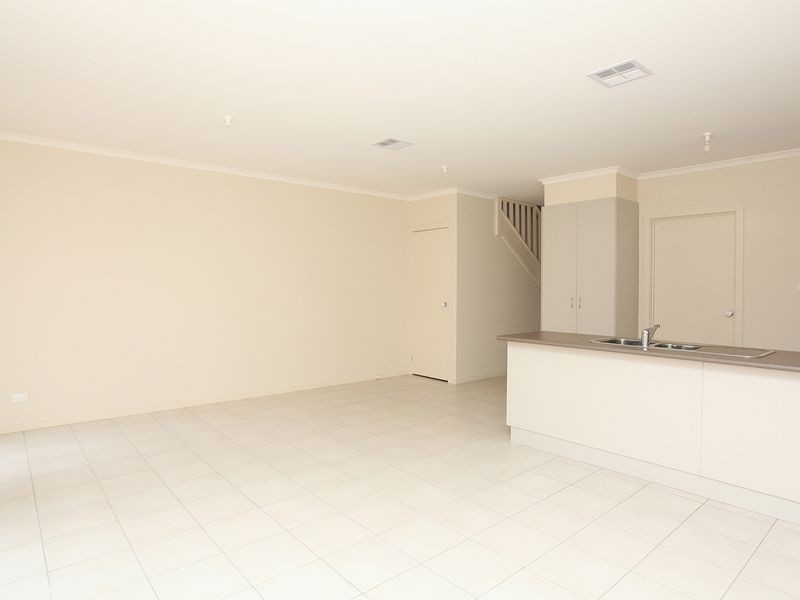 1 Kim Lane, Melton West VIC 3337