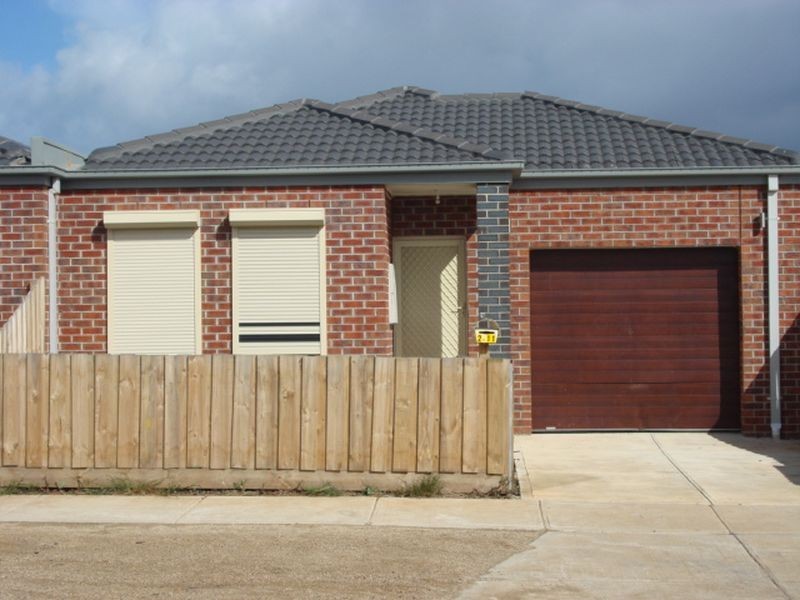 2/11 McDougall Place, Truganina VIC 3029
