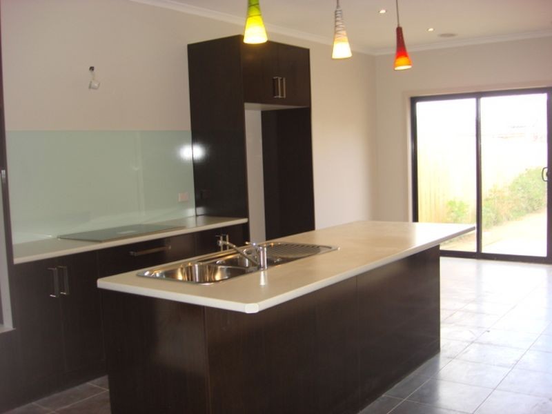 2/11 McDougall Place, Truganina VIC 3029