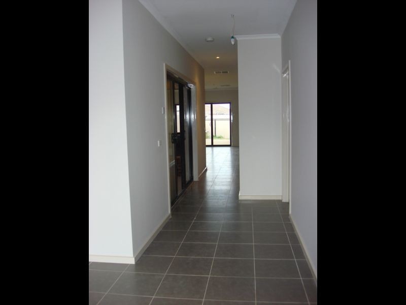 2/11 McDougall Place, Truganina VIC 3029