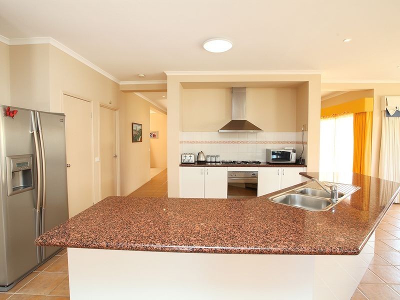 17 Watervale Blvd, Taylors Hill VIC 3037