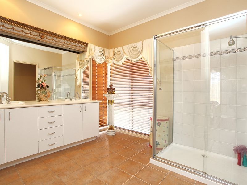 17 Watervale Blvd, Taylors Hill VIC 3037