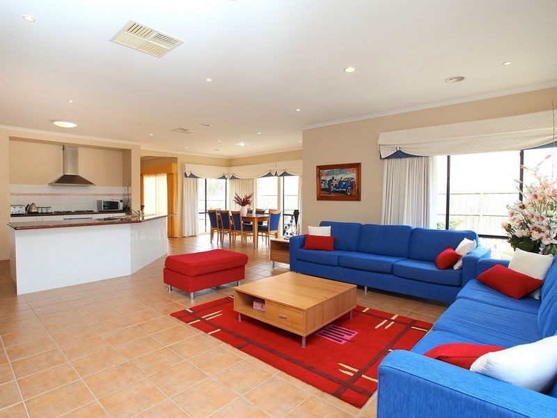 17 Watervale Blvd, Taylors Hill VIC 3037