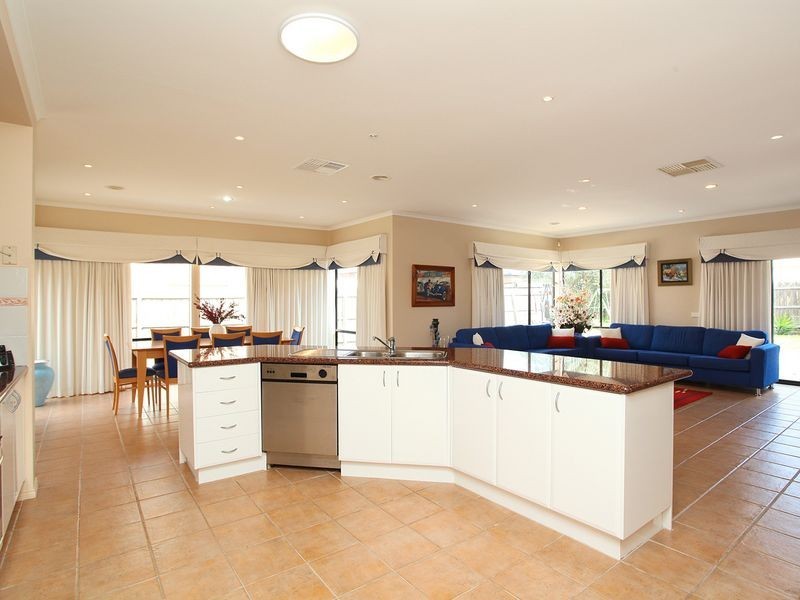 17 Watervale Blvd, Taylors Hill VIC 3037