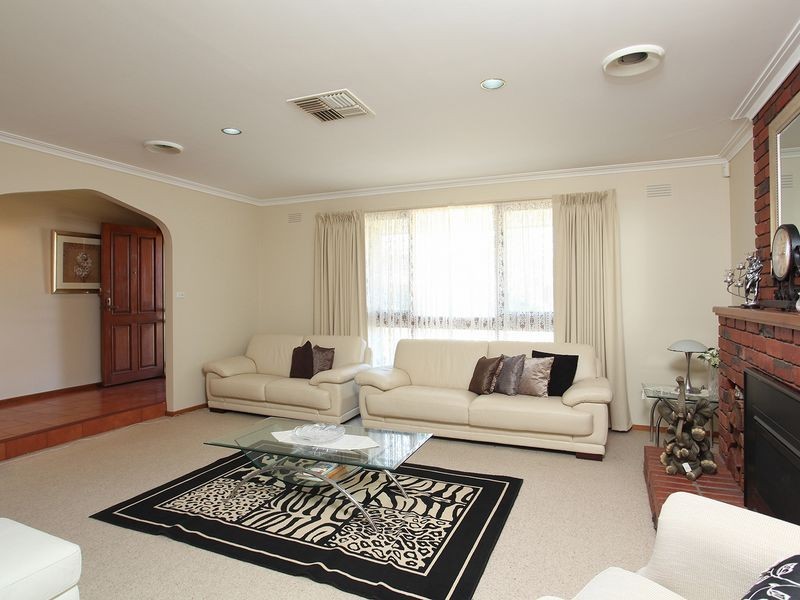 16 Crestmont Drive, Melton South VIC 3338