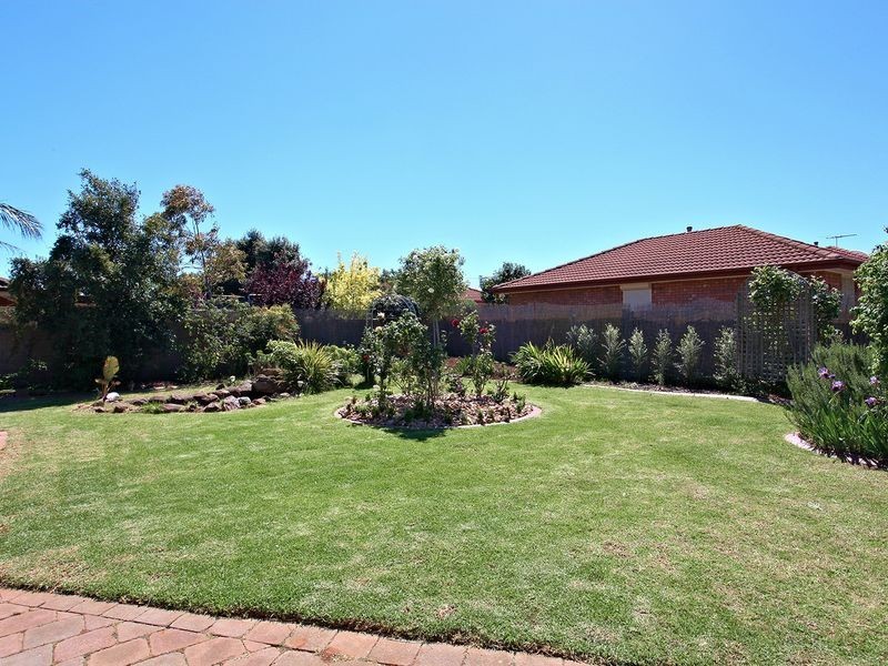 16 Crestmont Drive, Melton South VIC 3338