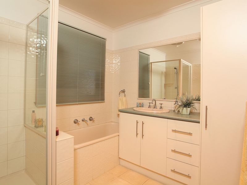 16 Crestmont Drive, Melton South VIC 3338