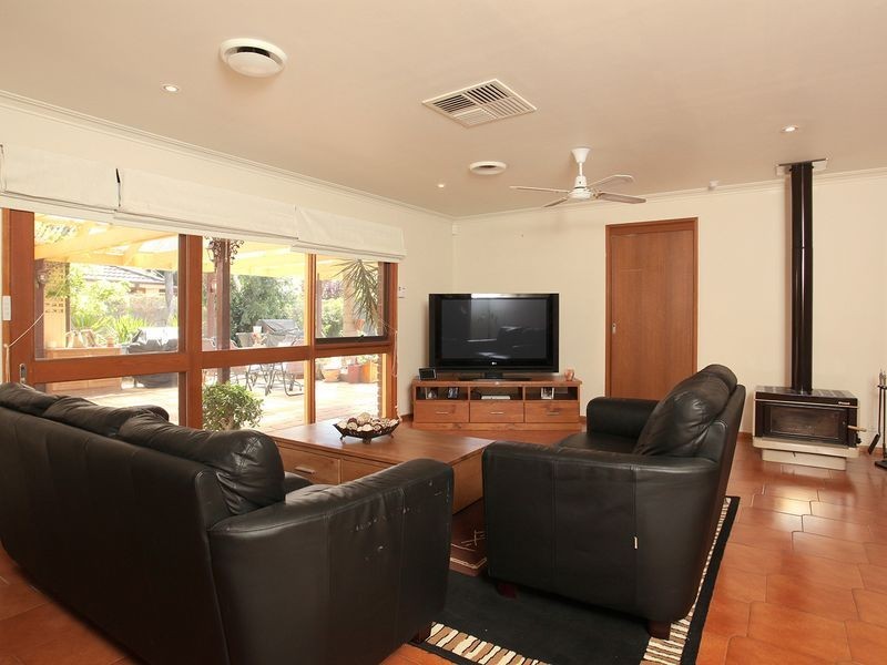 16 Crestmont Drive, Melton South VIC 3338