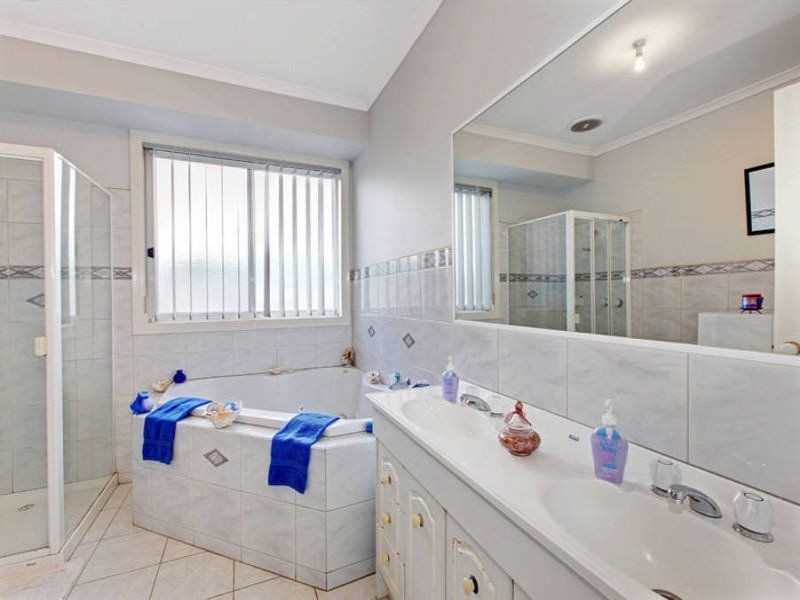 2 Oarsome Drive, Delahey VIC 3037