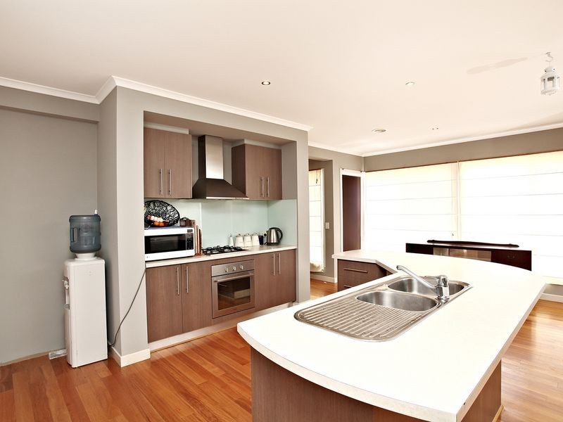 9 Cuthbert Drive, Hillside VIC 3037