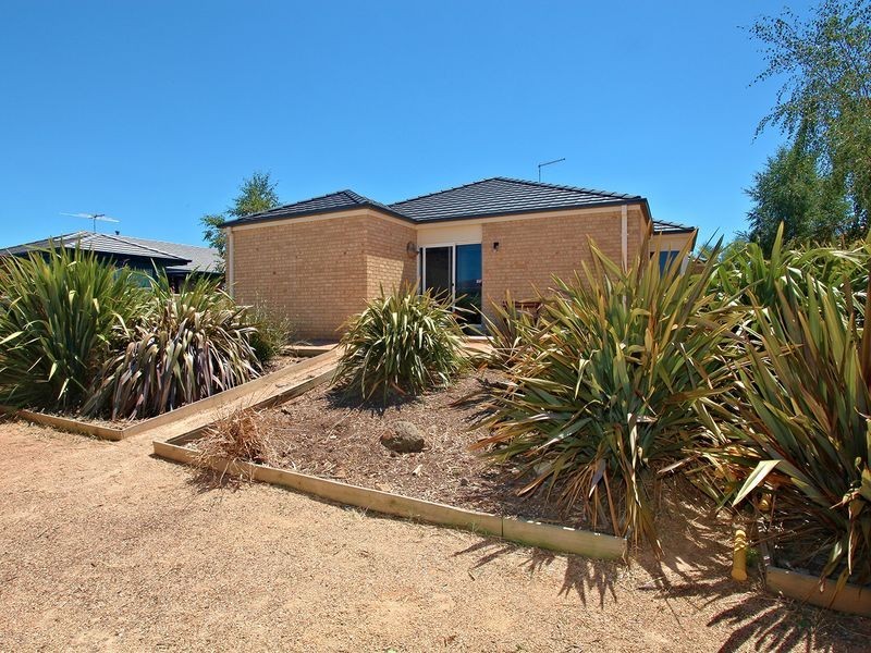 9 Cuthbert Drive, Hillside VIC 3037