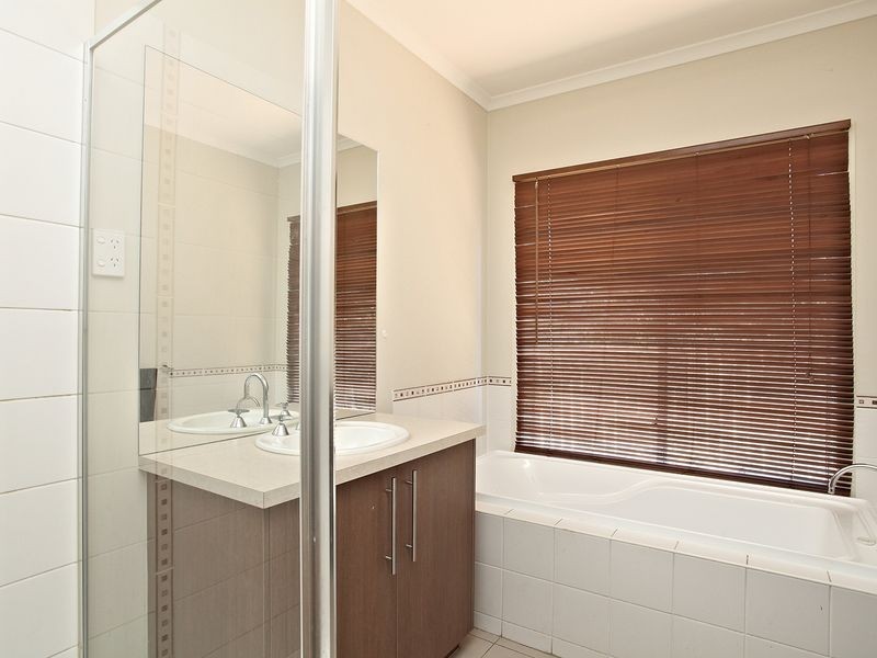 9 Cuthbert Drive, Hillside VIC 3037