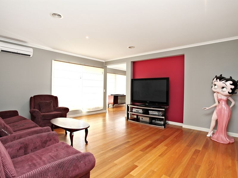 9 Cuthbert Drive, Hillside VIC 3037