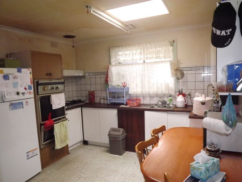 9 Moffat Street, St Albans VIC 3021 the real estate agency Withdrawn