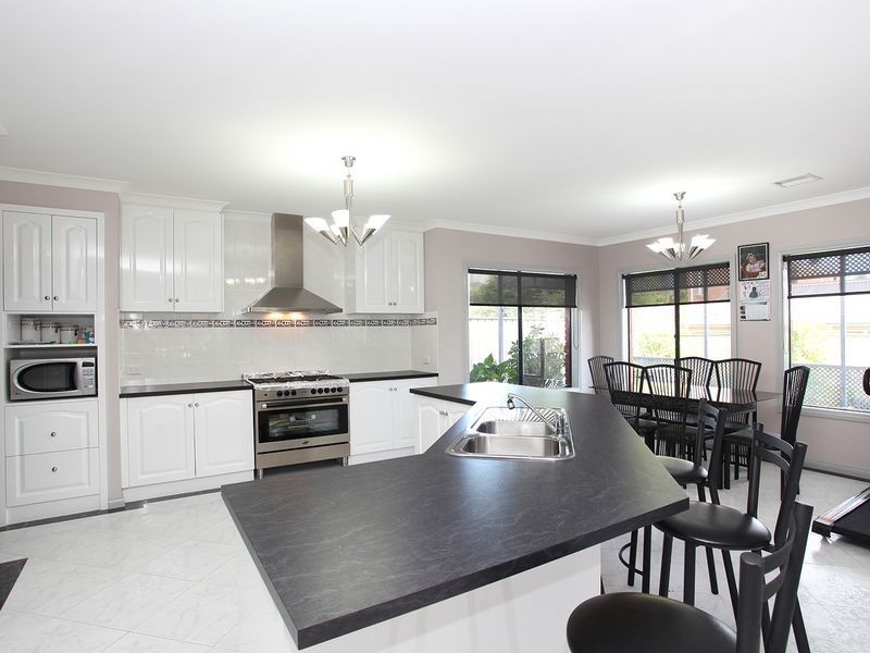28 Woodburn Avneue, Deer Park VIC 3023