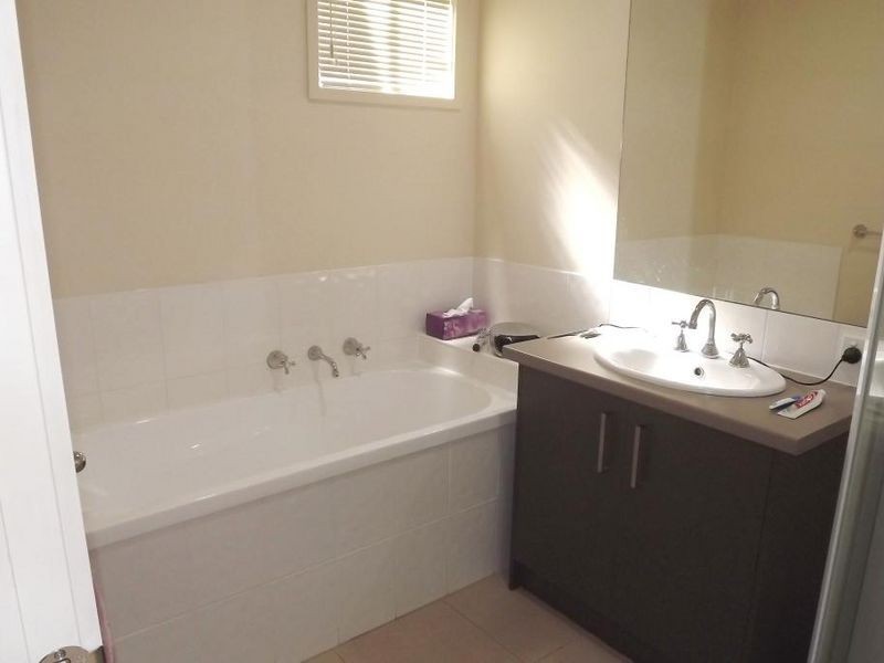 38/17 Crestmont Drive, Melton South VIC 3338