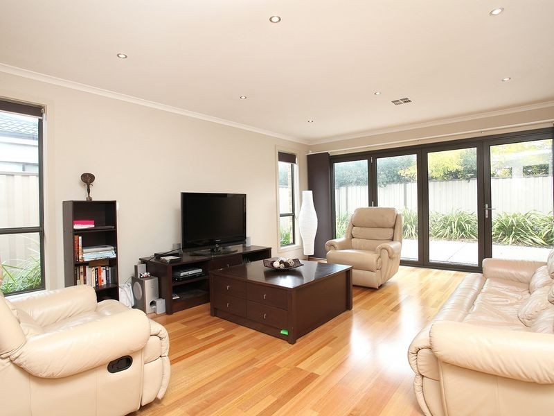 9 Redbox Crescent, Burnside Heights VIC 3023