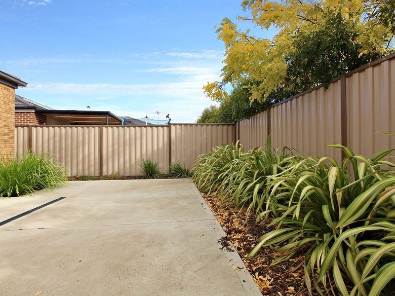 9 Redbox Crescent, Burnside Heights VIC 3023