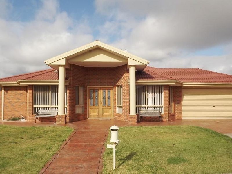 8 Patonga Drive, Delahey VIC 3037
