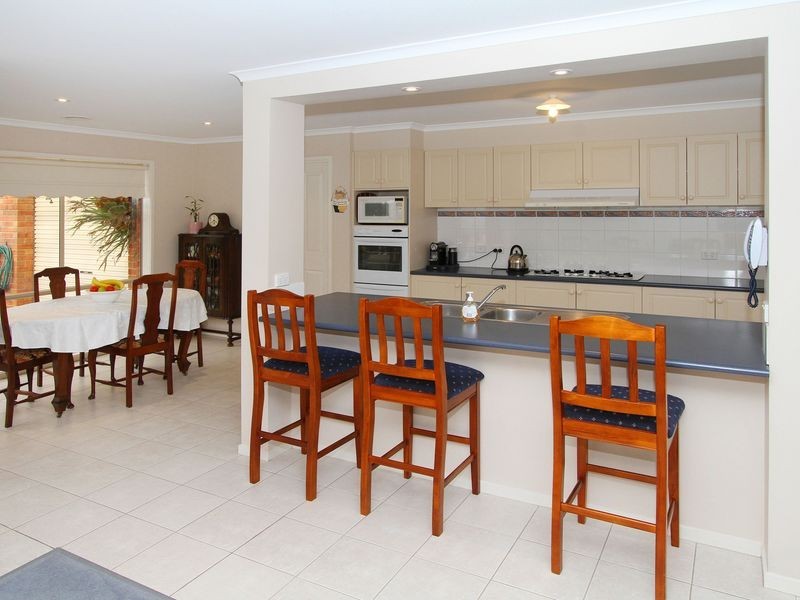 6 Cuthbert Drive, Hillside VIC 3037