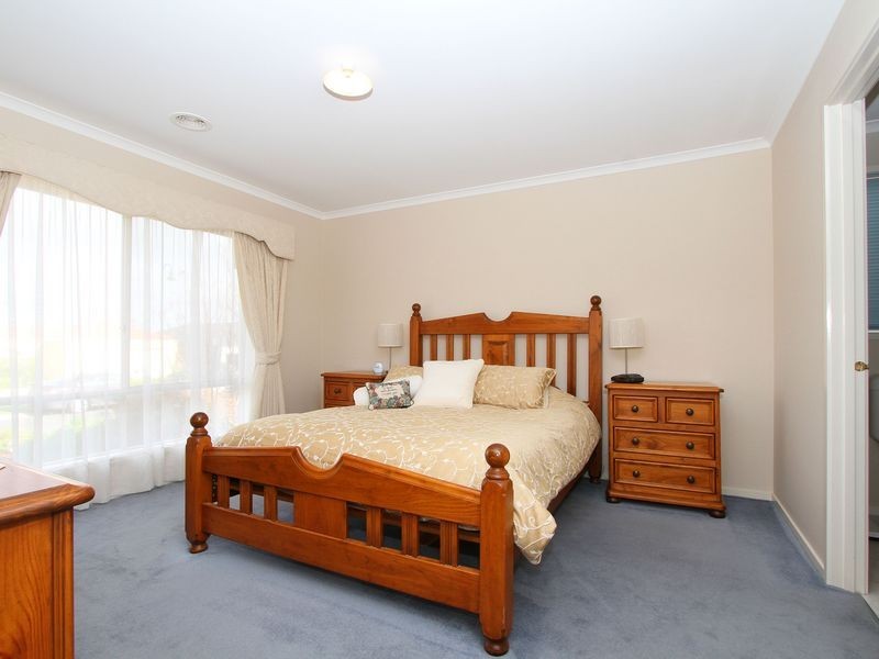 6 Cuthbert Drive, Hillside VIC 3037