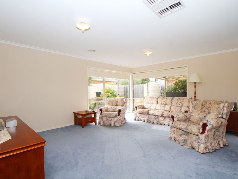 6 Cuthbert Drive, Hillside VIC 3037