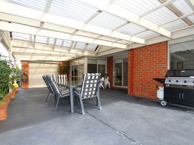 6 Cuthbert Drive, Hillside VIC 3037