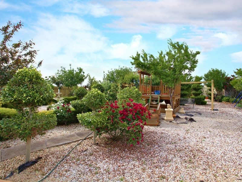 42 Wentworth Drive, Taylors Lakes VIC 3038