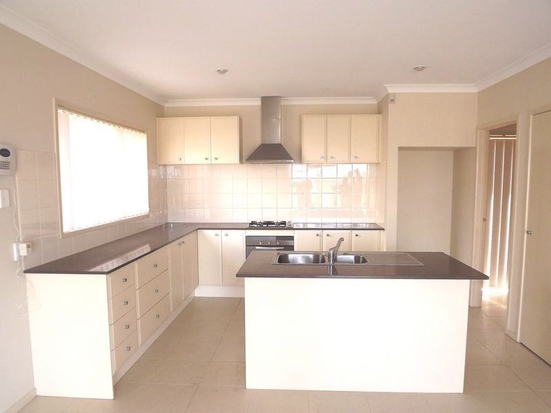 4 Weigall Close, Caroline Springs VIC 3023