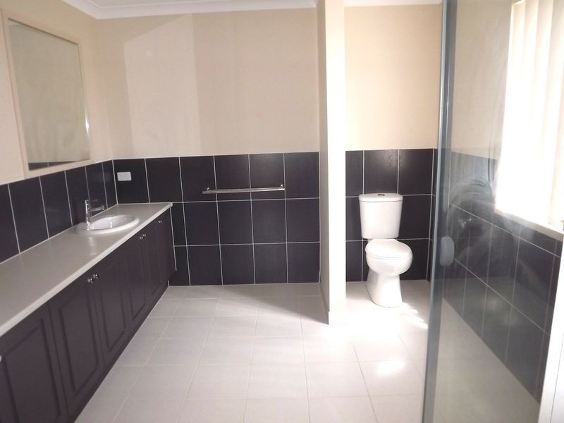 4 Weigall Close, Caroline Springs VIC 3023