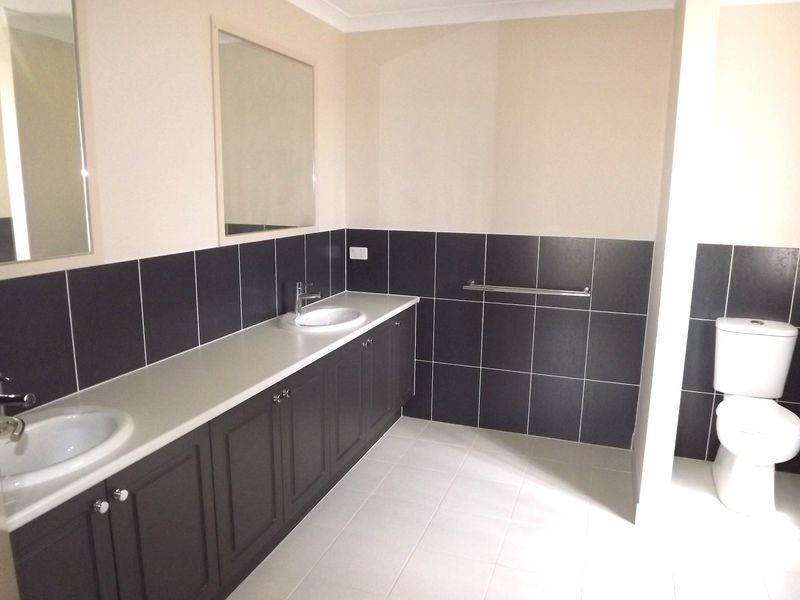 4 Weigall Close, Caroline Springs VIC 3023